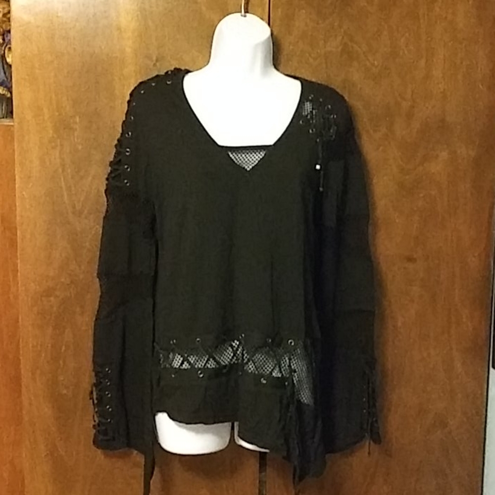 NWT RED QUEEN'S BLACK LEGION BLACK TOP